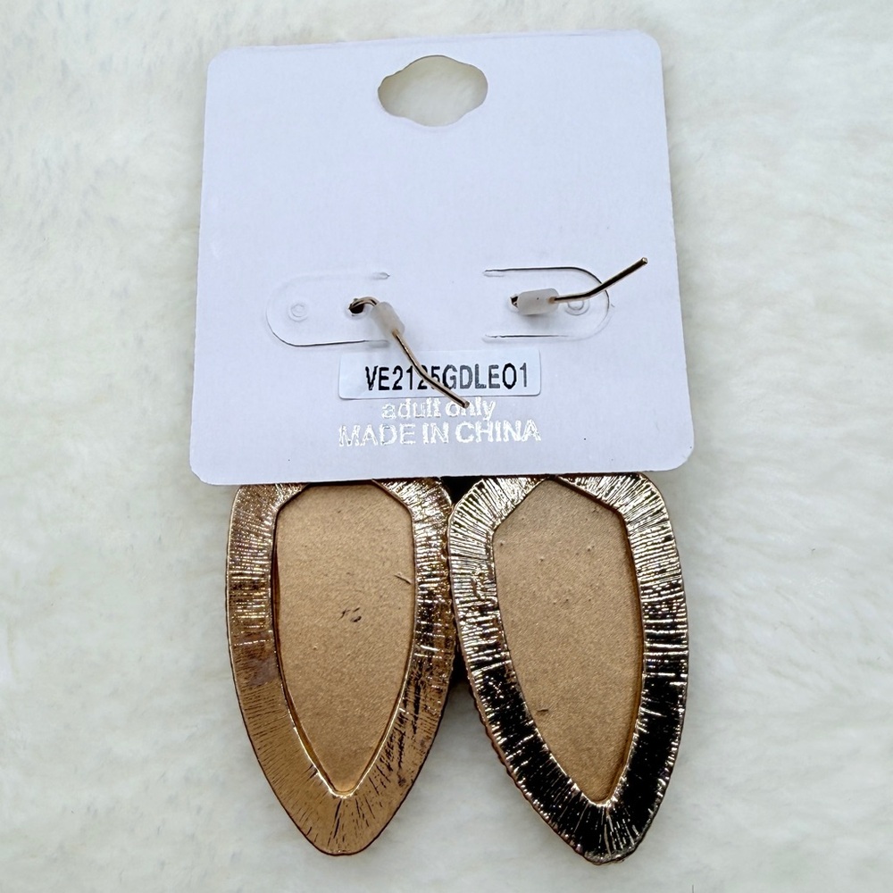 🚨3 for $15🚨 Wild Patterned Gold-Edged Earrings - Picture 3 of 4